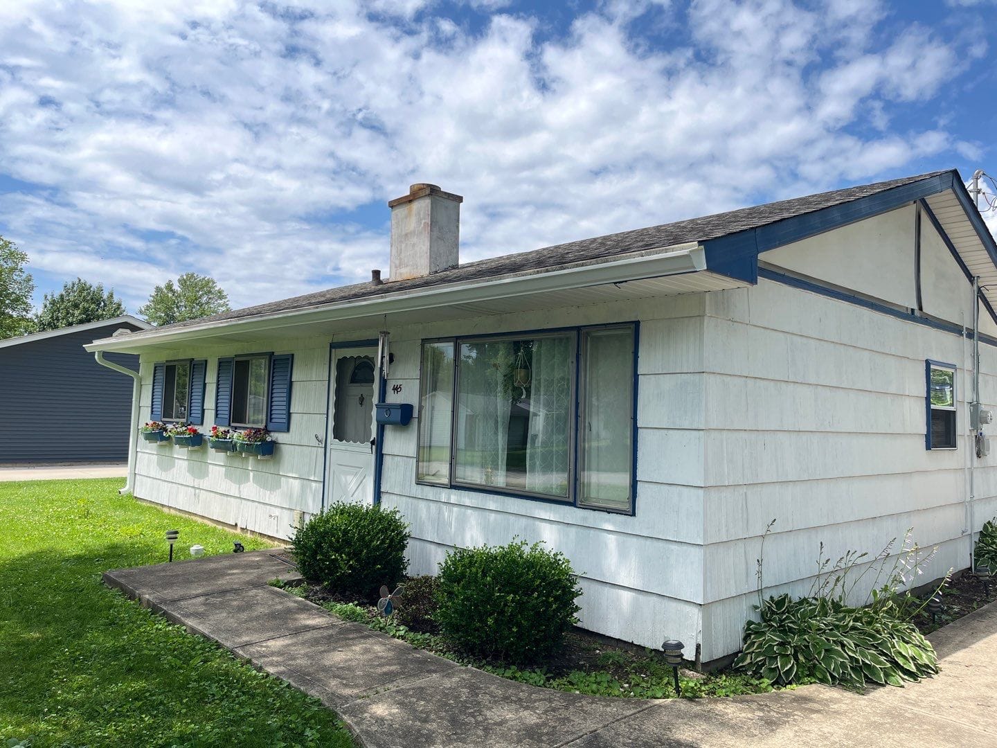 Seamless aluminum gutter installation on a Whiteland home