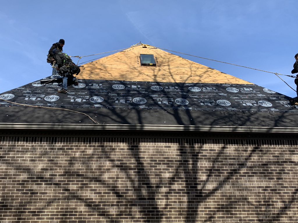workers-replacing-roof